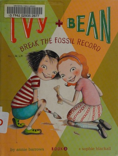 Copertina di Ivy + Bean break the fossil record